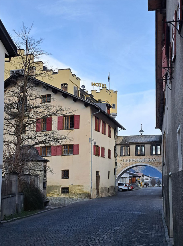 Blick in Andeer auf das Hotel Fravi, Traditionshaus im Bündnerland